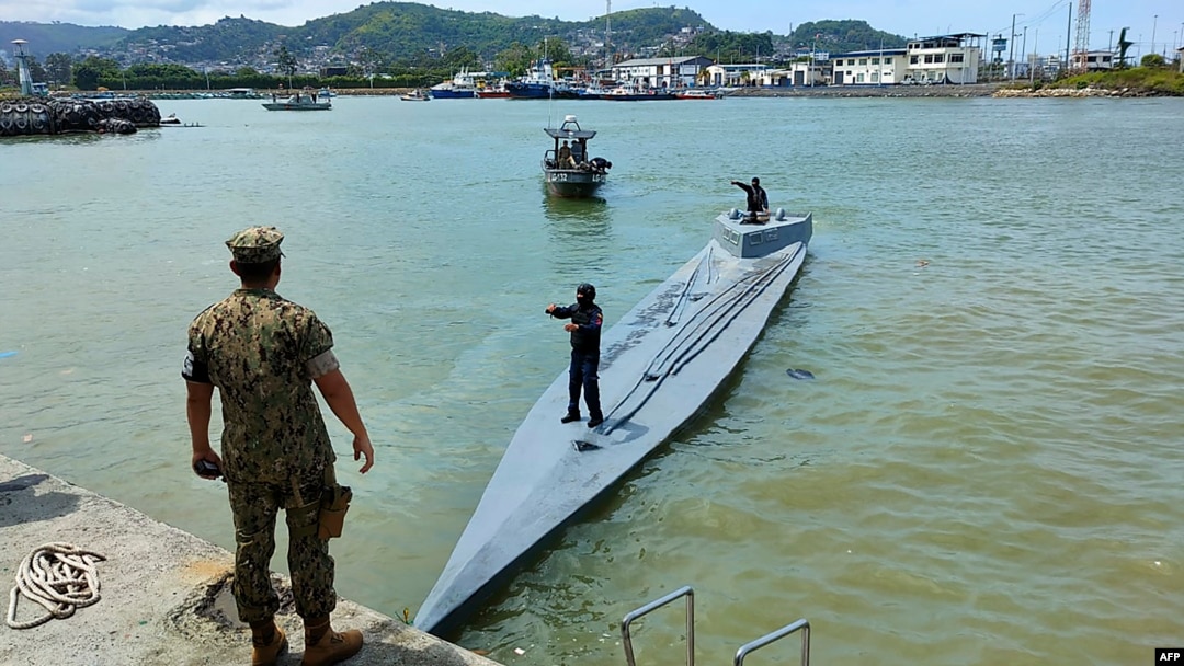 Ecuador ha desplegado a su fuerza armada para hacer frente al crimen organizado transnacional que abate al país sudamericano, esta imagen del 21 de enero muestra la captura de un semisumergible con cargamento de droga en operación conjunta con Colombia.