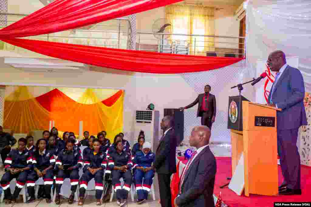 Gwamnan Jihar Edo Mr Godwin Obaseki, Yana Yi Wa Mata Dalibai Da Suka Kammala Koyon Sana'ar Kanikanci Jwabi, Nuwamba 29, 2016
