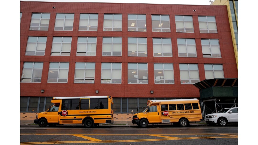 FOTO DE ARCHIVO: Los autobuses escolares están estacionados afuera de una escuela mientras continúa la propagación de la enfermedad por coronavirus (COVID-19), en Brooklyn, Nueva York, EE. UU., 13 de noviembre de 2020. REUTERS / Brendan McDermid / F