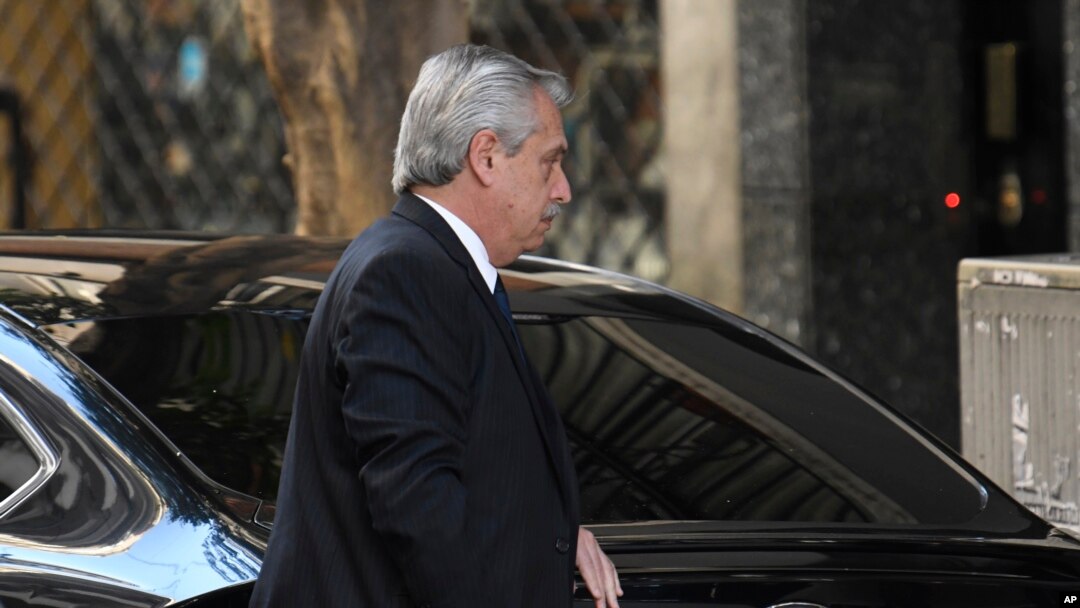 El presidente argentino, Alberto Fernández, llega a la residencia de la vicepresidenta Cristina Fernández después de un intento de atentado, el 2 de septiembre de 2022. 