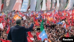 Dîmenek ji mîtînga Serokomarê Tirkîyê Recep Tayyip Erdogan li Enqerê. 