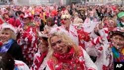 Maelfu wajitokeza kusheherekea Sikukuu ya Carnival katika mitaa ya Cologne, Ujerumani, Nov. 11, 2021, bila ya kujali ongezeko la maambukizi ya COVID-19 Ulaya.