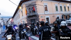 Forcat e sigurisë patrullojnë pas shpëthimit të dhunë, në Quito, Ekuador, 9 janar, 2024.