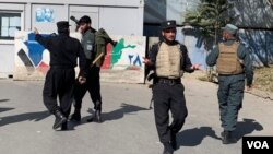 Policías afganos llegan al recinto de la Universidad de Kabul tras reportarse múltiples disparos, el lunes 2 de noviembre de 2020.