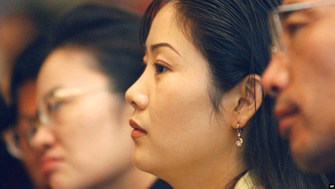 서울에서 열린 탈북민 취업 박람회 참가자들이 설명을 듣고 있다. (자료사진)