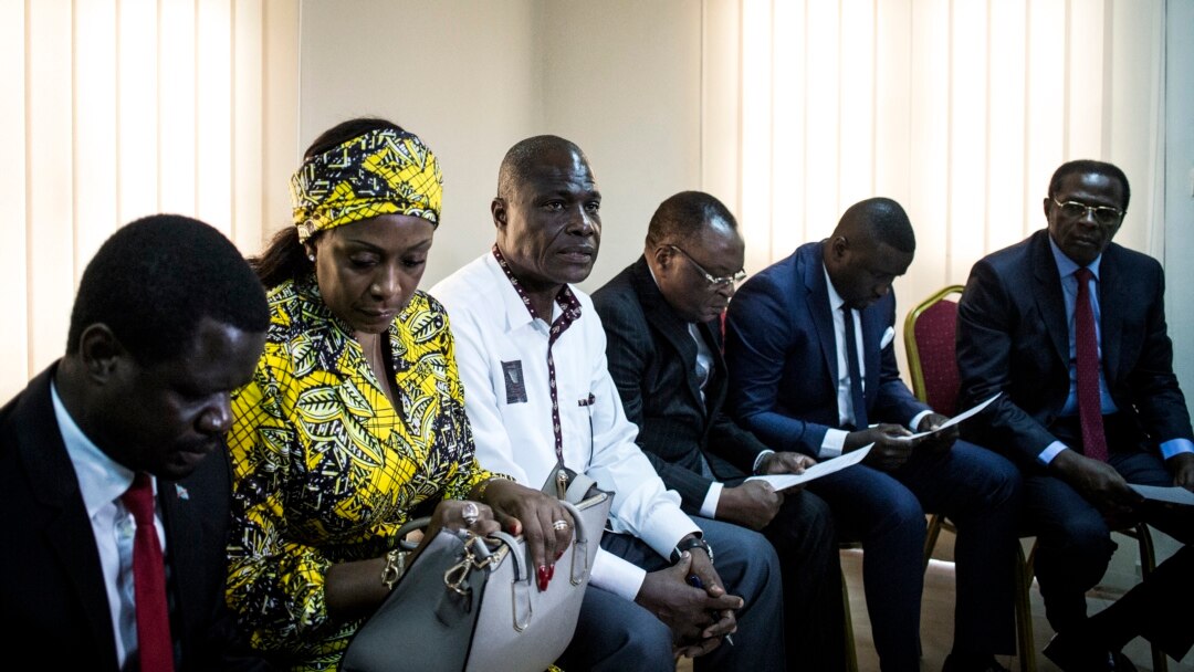 Martin Fayulu (3e G) na Théodore Ngoy (1er D) kati na ba candidats basusu basakolamaki na CENI ete balongi te maponami ma le 30 décembre 2018 mokonzi ya mboka, na Kinshasa, 25 décembre 2018.