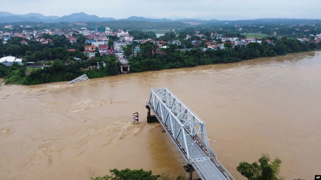 สะพานเหล็กข้ามแม่น้ำแดง (Red River) ที่จังหวัดฟู้เถาะ ถล่มลงมาในวันจันทร์ที่ 9 ก.ย. 2024 จากพายุไต้ฝุ่นยางิ 