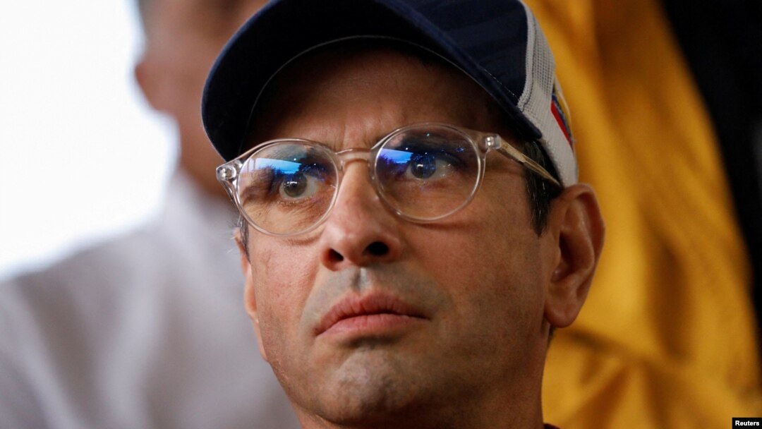 El hoy ex candidato presidencial de Primero Justicia, Henrique Capriles Radonski, participa en un acto político en Caracas, el pasado 10 de marzo. El dirigente renunció este domingo a su aspiración a ser el postulado presidencial de toda la oposición venezolana.