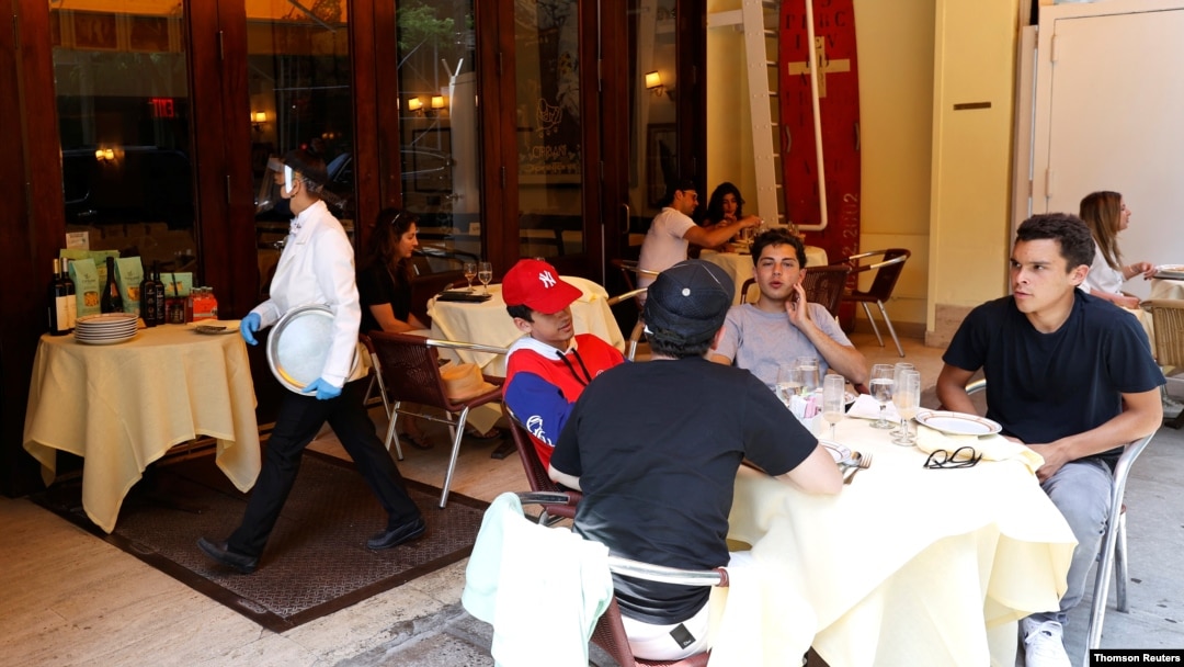 Neoyorquinos regresan a los restaurantes al aire libre. En la imagen el restaurante Cipriani, en el Centro de Nueva York. La ciudad ha entrado ya en la Fase 2 de su reapertura.