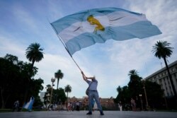 Un manifestante contra la ley que legaliza el aborto enarbola una bandera modificada para protestar contra la medida aprobada por el Senado de Argentina. Foto tomada el 28 de diciembre de 2020. [Reuters] ​ ​