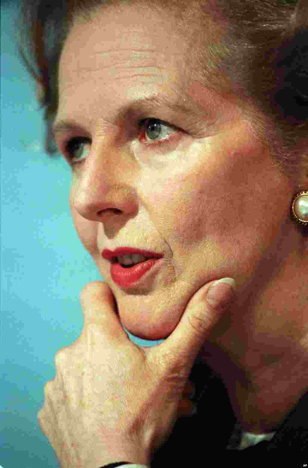 1987年6月10日，时任英国首相撒切尔夫人在伦敦市中心举行的一个记者会上思考问题。
