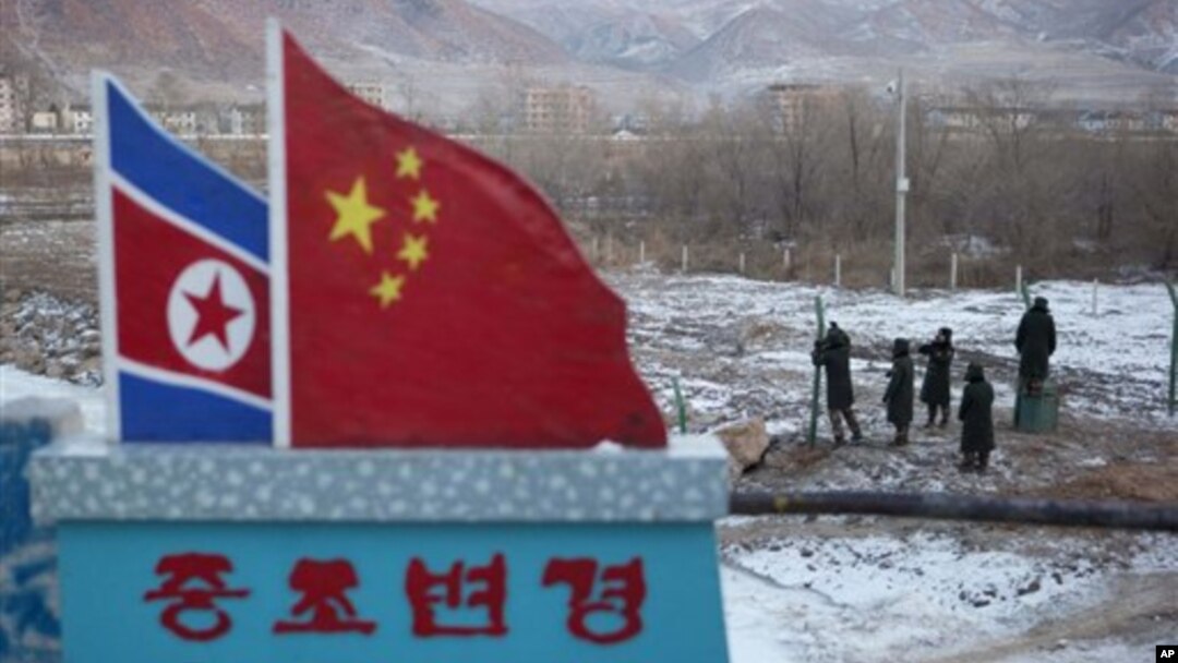 지난해 12월 중국의 접경도시 투먼에서 중국 군인들이 철조망을 보수하고 있다.