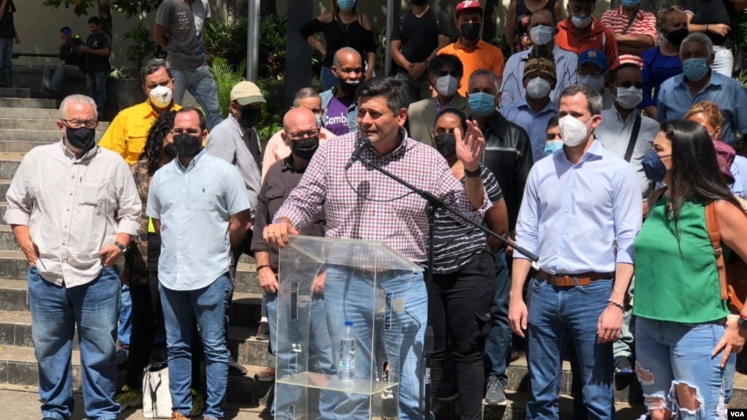 El dirigente opositor venezolano Freddy Superlano ofrece una rueda de prensa en Caracas junto a compañeros, incluido el líder opositor, Juan Guaidó, el 29 de noviembre de 2021.