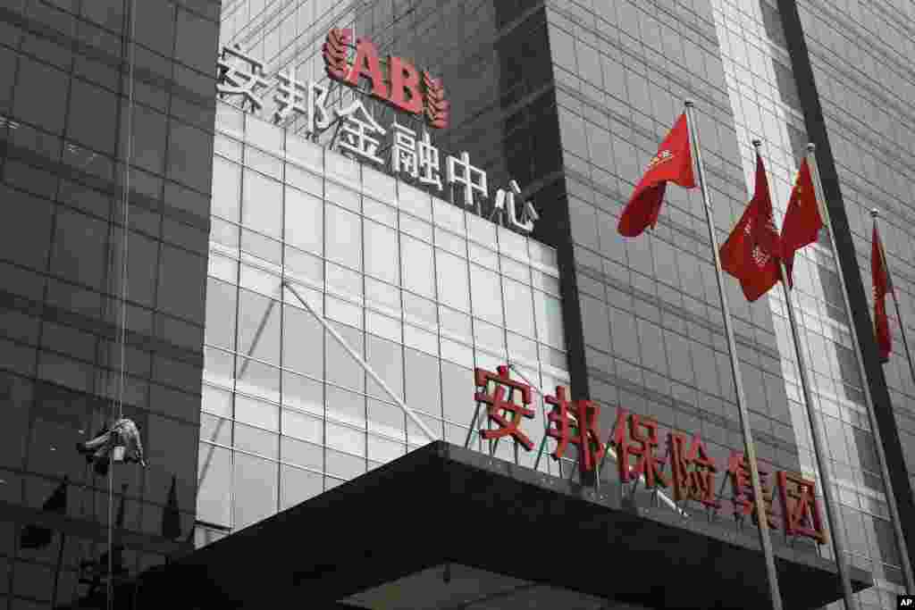 北京安邦保险集团大楼外面有人擦玻璃（2017年3月16日） 。 财新传媒的《新世纪》2015年2月2日发表文章《安邦大冒险》。报道说：&ldquo; 吴小晖有过三次婚姻，第二任为浙江省一位卢姓副省长之女，第三任妻子是在陈小鲁的公司标基投资集团工作时邂逅的卓苒&mdash;&mdash;前国家领导人邓小平的外孙女、原中国科协党组书记邓楠之女，两人有一子，但目前夫妻关系已确认中止。2014年，因海外媒体多渲染安邦与邓家的关系，邓家曾小范围开会讨论过安邦的事宜，确认已与邓家无关。 &rdquo;后来安邦法律部声言要&ldquo;起诉财新传媒&hellip;&hellip;对公司董事长吴小晖进行人身攻击，捏造其&lsquo;有过三次婚姻&rsquo;的不实报道，炮制其&lsquo;夫妻关系已确认中止&rsquo;等谣言，&hellip;&hellip;严重侵犯公司权益及吴小晖先生的名誉权。&rdquo;