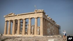Los sitios históricos en Grecia, como el Parthenon, en la colina del Acropolis, reabrieron a los turistas el 18 de mayo de 2020.