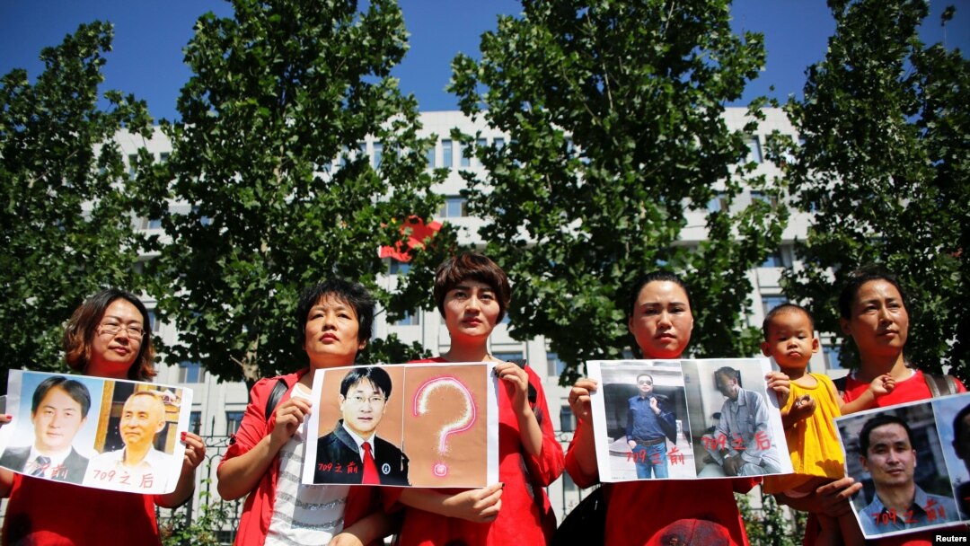 Familiares de los detenidos en lo que se conoce como la protesta contra la represión "709", frente a la Fiscalía Suprema del Pueblo en Beijing, China, el 7 de julio de 2017.[Archivo]