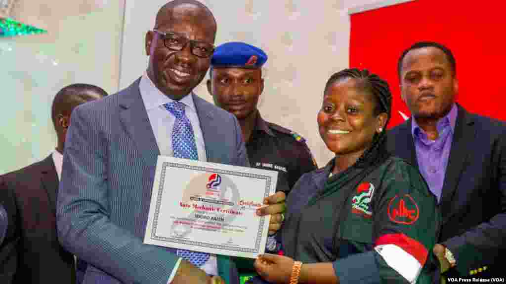 Gwamnan Jihar Edo Mr. Godwin Obaseki, Yayin Da Yake Mikawa Idora Faith, Daya Daga Cikin Dalibai Mata Da Suka Kammala Koyon Sana'ar Kanikanci Takardar Shaidar Kammala Karatu, Nuwamba 29, 2016