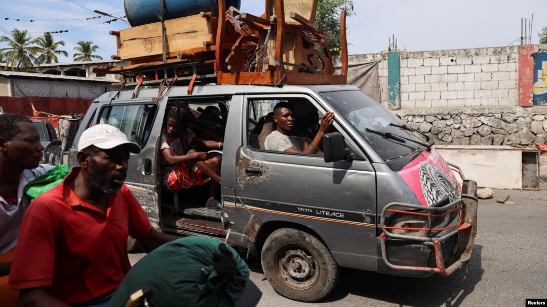 Un grupo de personas huye de sus hogares por la violencia de las pandillas en Puerto Príncipe, Haití, el 20 de octubre de 2024. (ARCHIVO: REUTERS)