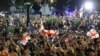 Protestuesit valëvitin flamuj të Gjeorgjisë ndlrsa protestojnë para parlamentit kundër projektligjit për "agjentët e huaj". 1 maj, 2024, Tbilisi, Gjeorgji.

