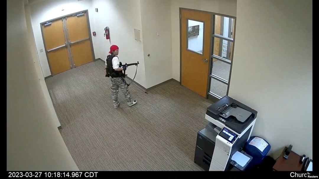 Una captura de pantalla de un video de vigilancia muestra a quien el Departamento de Policía Metropolitana de Nashville identifica como Audrey Elizabeth Hale, de 28 años, en la escuela cristiana The Covenant School, en en Nashville, Tennessee, EEUU, el 27 de marzo de 2023.