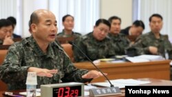 6일 한국 국회 국방위원회 전체회의에 출석해 의원들의 질의에 답하는 정승조 한국 합참의장.