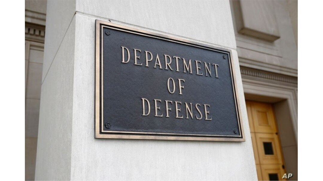 Esta foto muestra un letrero del Departamento de Defensa en el edificio del Pentágono, en Arlington, Virginia, en las afueras de Washington, el 19 de abril de 2019.