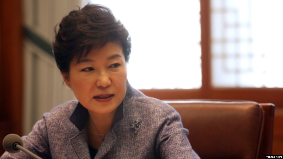 박근혜 한국 대통령이 27일 오전 청와대에서 수석비서관회의를 주재하며 모두발언하고 있다.
