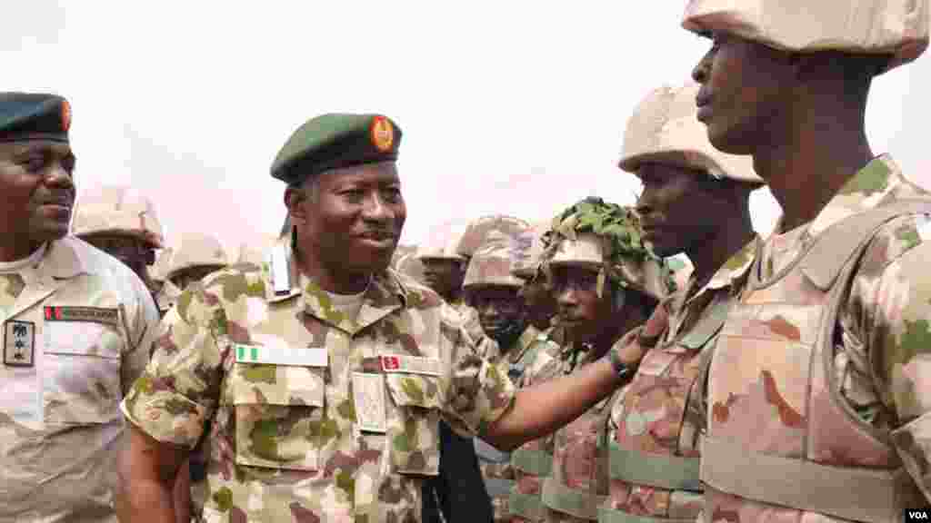 Shugaba Goodluck Jonathan ya ziyarci garin Baga dake jihar Borno, don yabawa dakarun Najeriya da suka kwato yankunan da a da suke hannun ‘yan Boko Haram.
