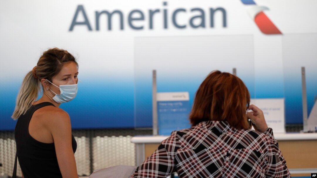 Viajeros usan máscaras al abordar sus vuelos en el aeropuerto O'Hare, en Chicago, Illinois el 16 de junio de 2020.