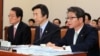 류길재 한국 통일부 장관(오른쪽)이 17일 국회 외교통일위 전체회의에서 의원들의 질의에 답하고 있다. 왼쪽부터 남성욱 한국 민주평화통일자문회의 사무처장, 윤병세 한국 외교장관. 