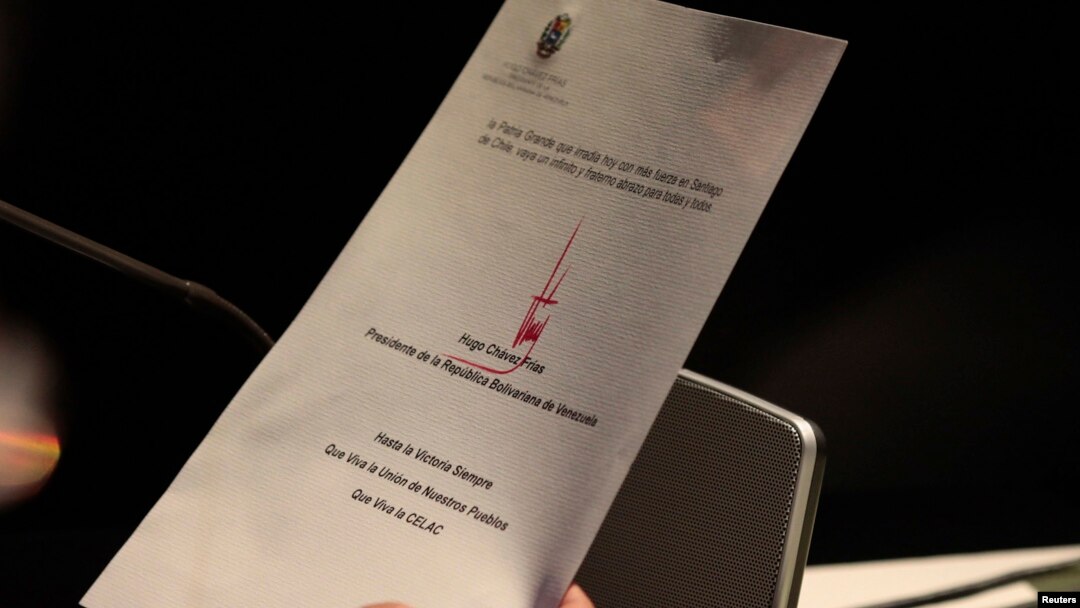 Esta es la carta que leyó Nicolás Maduro en la Cumbre Celac-UE. La firma de Chávez con tinta roja.