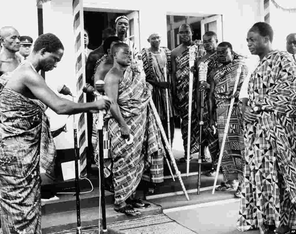 Malaman gargajiya su na barbada maganin nema wa shugaba Kwame Nkrumah albarka a lokacin da zai shiga cikin majalisar dokoki domin bude taro a shekarar 1965.