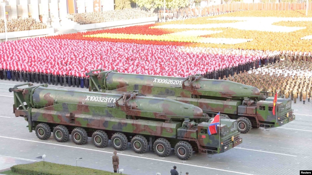 지난 2015년 10월 10일 평양에서 열린 노동당 창건 70주년 열병식에 탄두가 뾰족한 형태에서 둥근 형태고 개량된 KN-08 대륙간탄도미사일(ICBM)이 공개됐다. (자료사진)