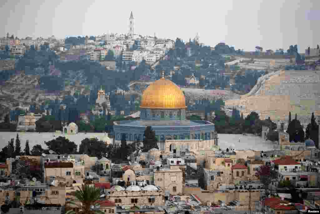 بیت المقدس شاوخوا ۸۶۰ زره نفوس لري چې شاوخوا ٣٥ فیصده یې مسلمانان، ٦٢ فیصده یې یهودیان او دوه فیصده یې مسیحیان دي