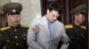지난 2016년 3월 북한에 억류된 미국인 대학생 오토 웜비어 군이 재판을 받기 위해 법정으로 호송되고 있다. 웜비어 군은 이듬해 6월 의식불명 상태로 미국에 송환된 후 6일 만에 숨졌다.