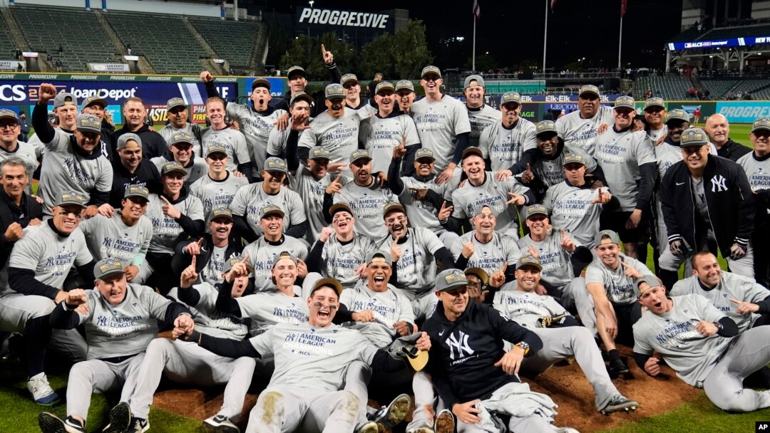 Los Yankees de Nueva York posan tras eliminar a los Guardianes de Cleveland en la Serie de Campeonato de la Liga Americana, el sábado 19 de octubre de 2024 (AP Foto/Godofredo A. Vásquez)