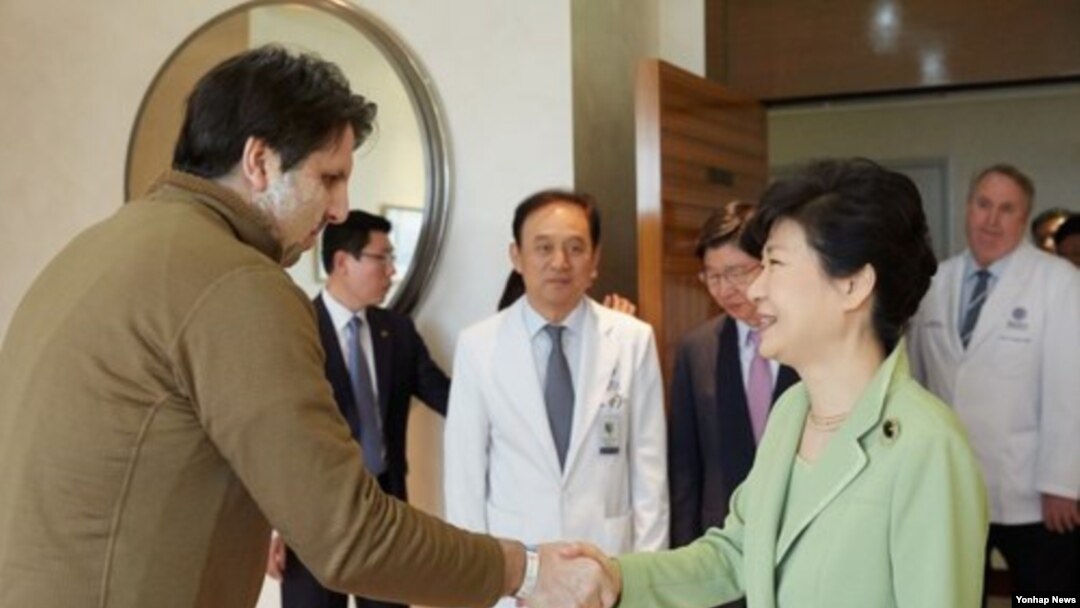 박근혜 한국 대통령이 9일 서울 세브란스병원에서 리퍼트 주한 미국대사의 병실을 방문해 위로하고 있다. 