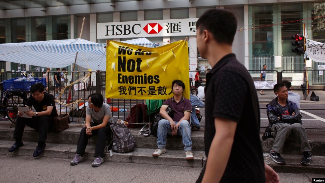 7일 홍콩의 민주화 시위로 휴업 중인 HSBC 은행 앞에서 시위 참가자들이 쉬고 있다.