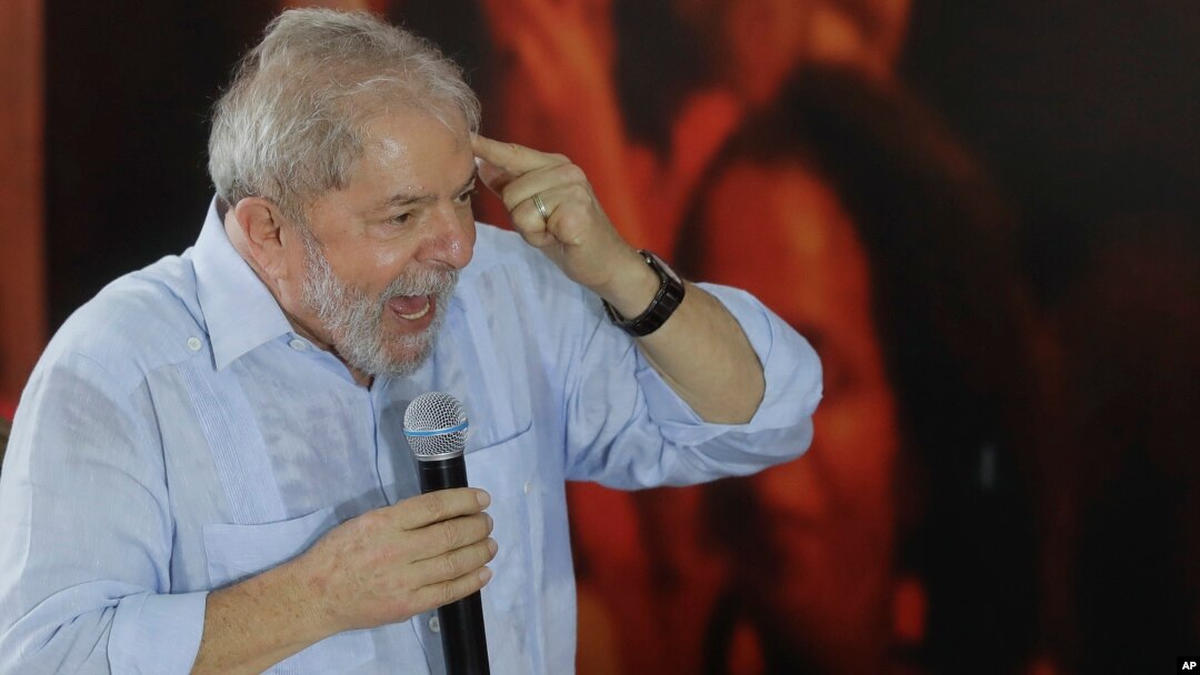“Tendrán que cargar con la responsabilidad de hacer que una persona que fue el mejor presidente de Brasil, una persona que lidera todas las encuestas de opinión pública (vaya presa)", dijo Lula.