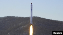 북한은 현지 시각 18일 오전 평안북도 철산군 동창리 일대에서 준중거리탄도미사일(MRBM) 두 발을 발사했다. 북한 조선중앙통신은 이번 발사가 정찰 위성 개발을 위한 시험이었다고 주장했다.