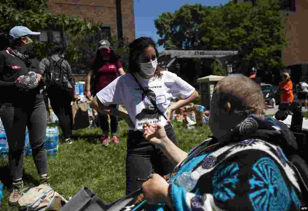 La gente organiza donaciones en la Iglesia Luterana Holy Trinity el 30 de mayo de 2020 en Minneapolis, Minnesota. Muchos negocios en la ciudad han sido saqueados y destruidos en las consecuencias despu&#233;s de la muerte de George Floyd.