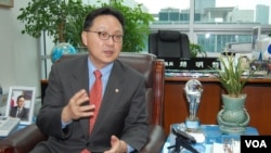 VOA와 인터뷰 중인 조명철 의원.