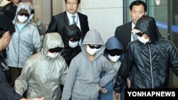 인천국제공항을 통해 한국으로 입국하는 탈북자들. (자료사진)