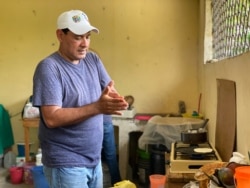 Roger Sandoval es quien prepara las arepas diariamente.
