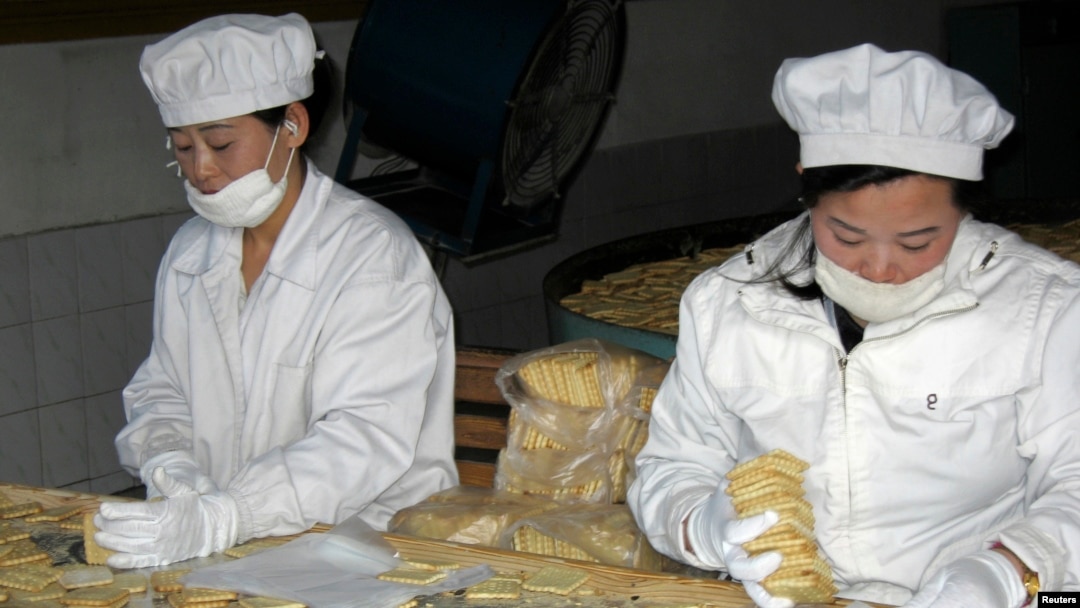 유엔 산하 세계식량계획(WFP)의 지원으로 북한 신의주 한 식품 공장에서 취약계층에 지급될 영양 비스킷이 생산되고 있다. (자료사진)
