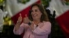 La presidenta peruana Dina Boluarte con los pulgares levantados en una conferencia de prensa en el palacio de gobierno en Lima, Perú, el martes 19 de diciembre de 2023. 