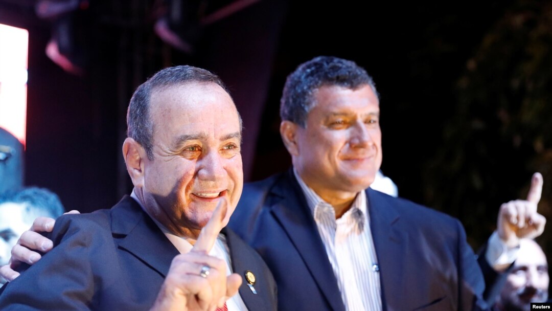 Imagen de archivo. Alejandro Giammattei, entonces candidato presidencial del partido "Vamos", posa con su compañero de fórmula, Guillermo Castillo, mientras celebran el triunfo en los comicios, en la sede de su campaña en Ciudad de Guatemala. 11 de agosto
