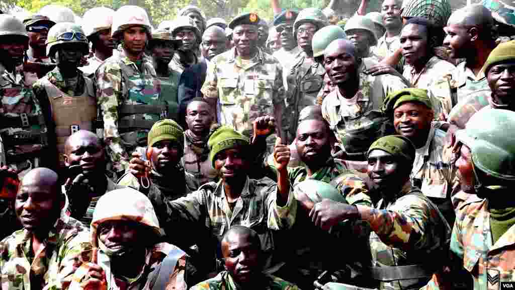 Shugaba Goodluck Jonathan ya ziyarci garin Baga dake jihar Borno, don yabawa dakarun Najeriya da suka kwato yankunan da a da suke hannun ‘yan Boko Haram.