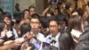 黃之鋒及羅冠聰獲准保釋後在法庭外接受媒體訪問 （視頻截圖）