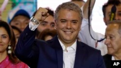 El presidente electo de Colombia, Iván Duque, celebra su victoria en la segunda vuelta electoral en Bogotá, el domingo, 17 de junio de 2018.